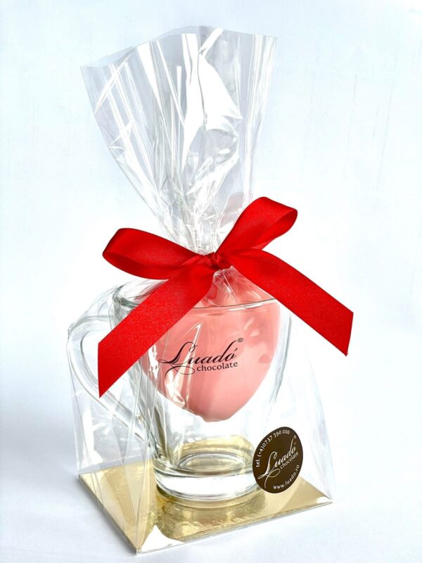 Aranjament Luadonimă din ciocolată cu căpșuni și cană