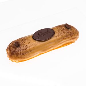 Éclair artizanal cu cafea și ciocolată cu lapte