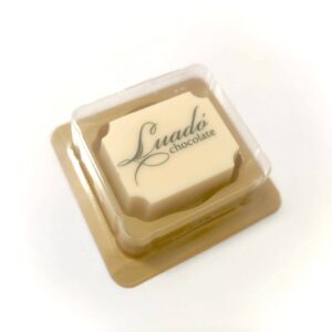 Pralină inscripționată cu siglă, ambalată individual