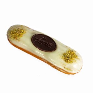 Éclair with pistachio cream